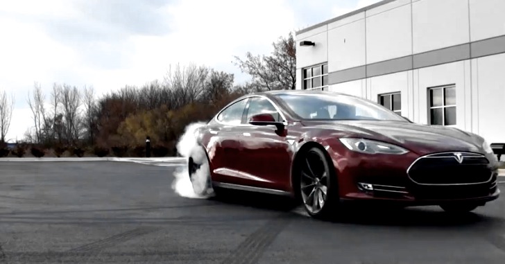 Tesla Model S уже совершила одну революцию в автоиндустрии . Фото: tesla-automobile.ru