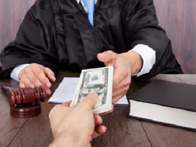 Суд ужесточил наказание судье из Дрокии, получившему взятку в 6400 евро. 
