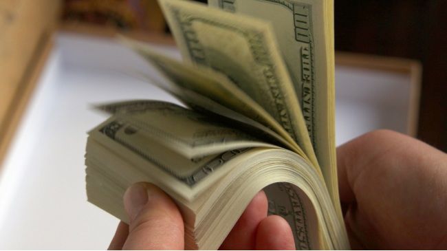 27% денежных переводов поступило в долларах.