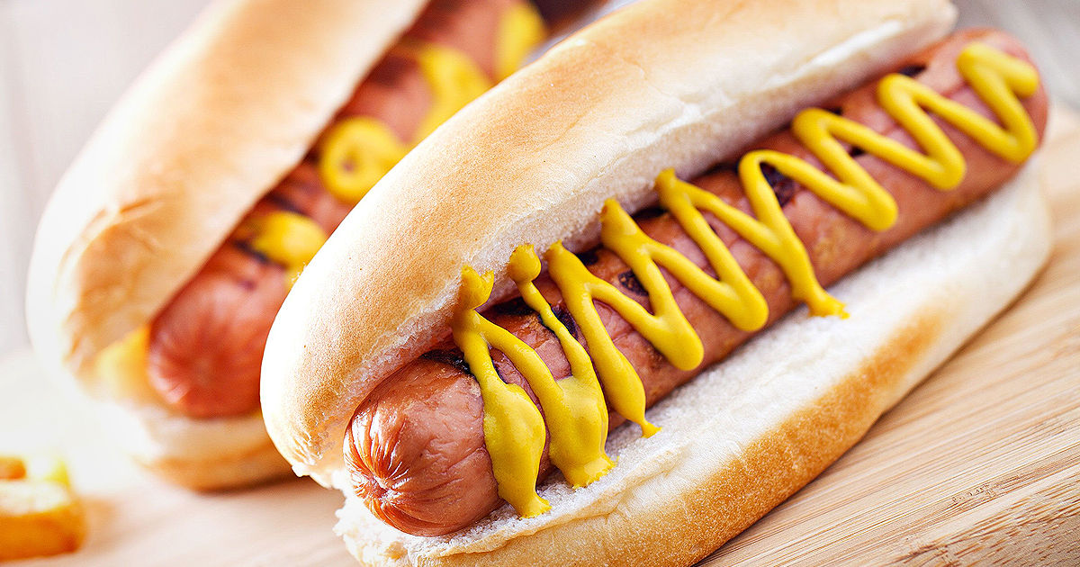 Oamenii de știință au descoperit ce se întâmplă cu organismul dacă mănânci câte un hotdog pe zi.