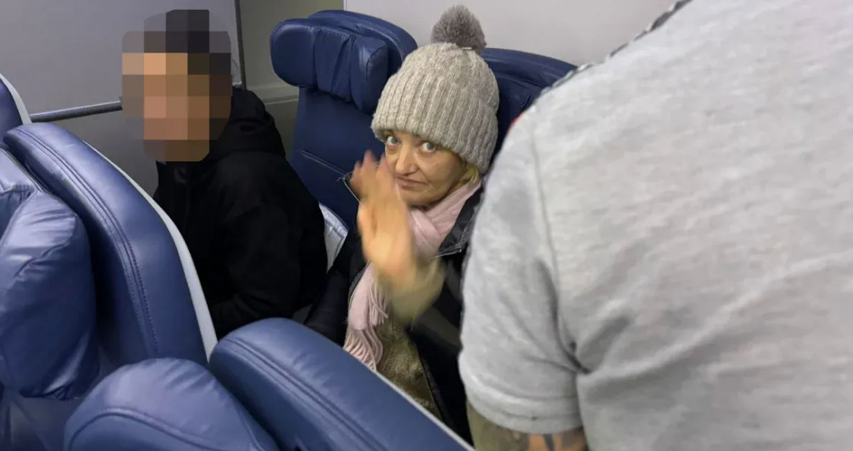 Россиянку, улетевшую в Париж без билета, отпустили из суда в Нью-Йорке.