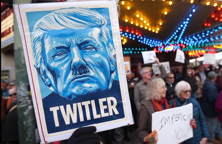 В США прошли демонстрации за импичмент Трампа.
