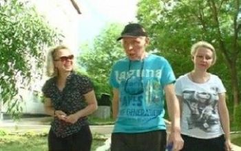Спустя год после перенесенного инсульта, Георге Урски снова учится говорить и читать.