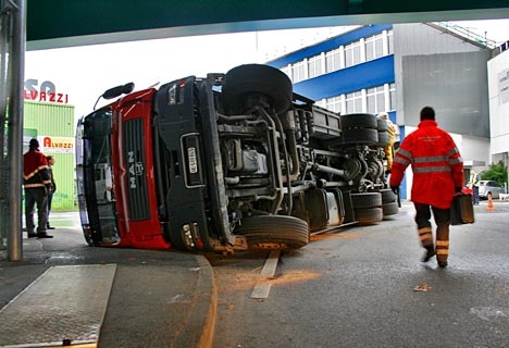 Cisterna transporta 25 de tone de ulei vegetal. Incidentul este acum cercetat de poliţiei.