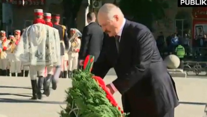 Александр Лукашенко начал день с возложения цветов памятнику Штефана чел Маре.