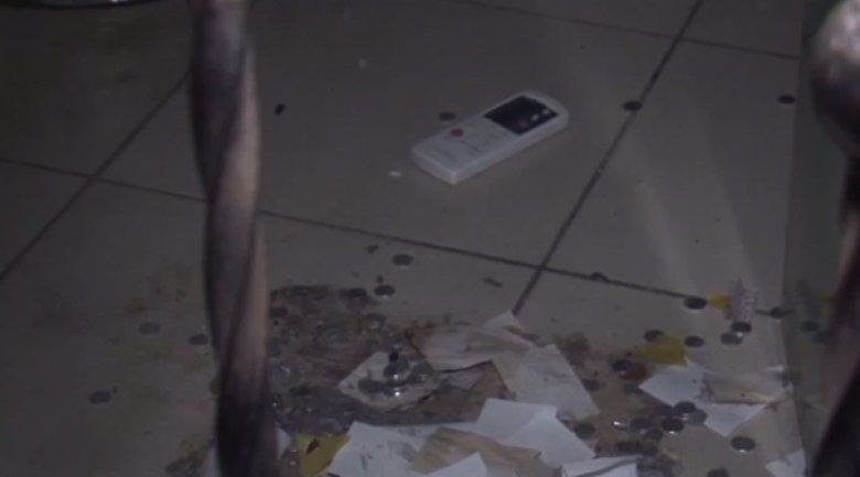 Câţiva indivizi au furat un terminal de plăți electronice. 