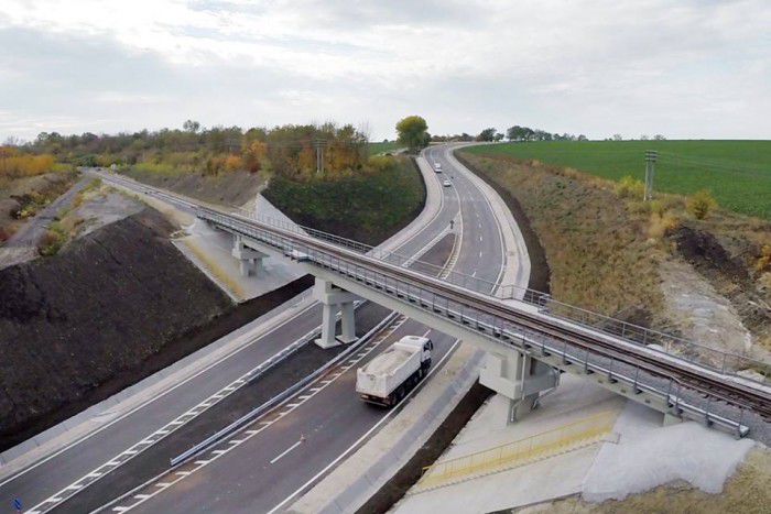 Sensuri giratorii și iluminare stradală pe traseul Sărăteni-Soroca. Foto: unimedia.info