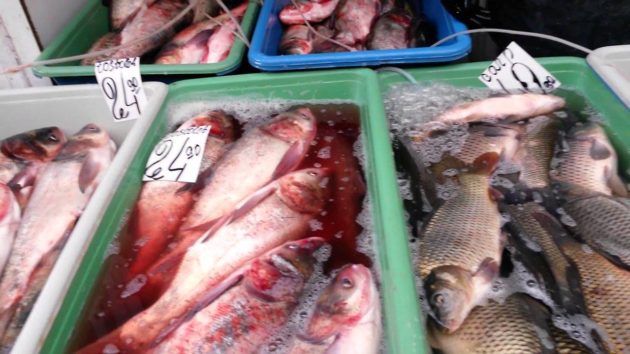 Vânzătorii comercializează alimente direct sub soarele arzător. Foto: youtube.com