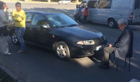 Un bătrân de 74 de ani din capitală, lovit de o maşină şi transportat la spital. Foto: jurnal.md
