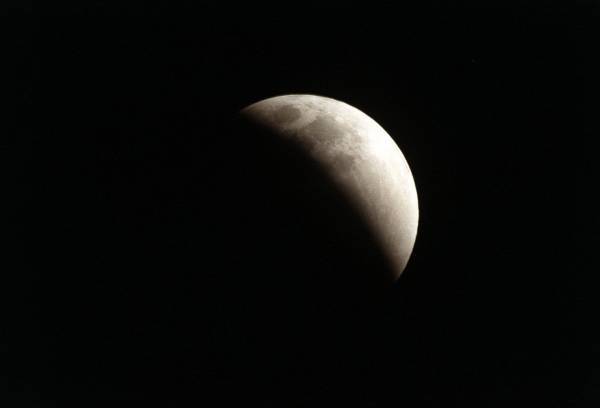 La noaptea vom asista la ultima eclipsă de lună din acest an, o eclipsă de lună prin penumbră.