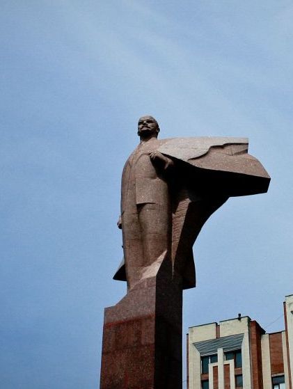 В Каушанах разгорелся скандал из-зп памятника Ленину.