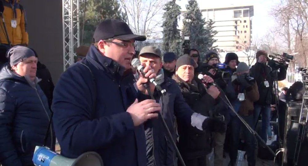 Вся оппозиция начала митинговать вместе.