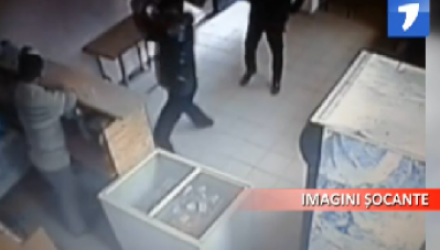 O cameră de supraveghere instalată într-un bar din Cimişenil-a surprins pe primar cum îl loveşte cu scaunul în cap pe Ion Cazac.