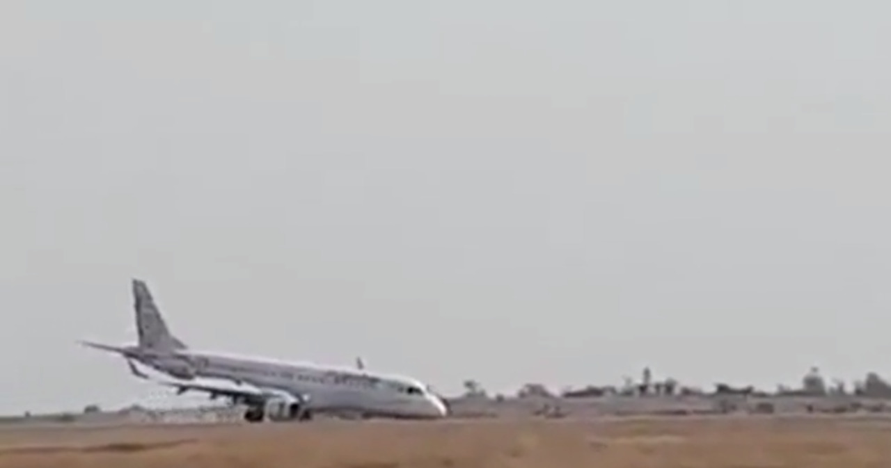Аварийная посадка пассажирского самолета без шасси попала на видео.