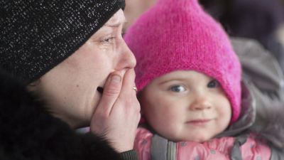 Doi fotografi de la agenţia Reuters au imortalizat fotografii sfâşietoare din momentul evacuării locuitorilor.