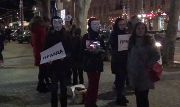 Tineri cu măști Anonymous în centrul Capitalei. Ce s-a întâmplat