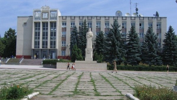 Дом культуры в Ниспорень 15 лет оставался бесхозным и разрушался на глазах жителей города.