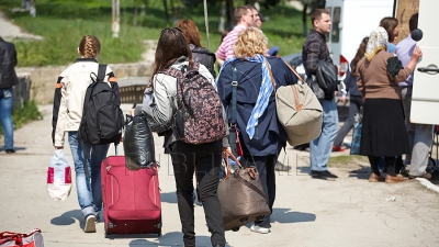Astfel, circa 57% dintre respondenţi au spus că împrumută bani de la rude, iar 29% spun că încearcă să nu aibă datorii şi cheltuiesc tot atâţia bani cât câştigă.