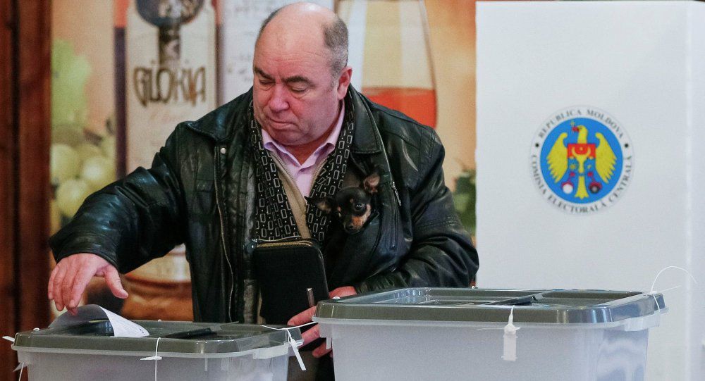 Более половины пришедших к урнам избирателей (57,5%) приходится на лиц старше 50 лет.