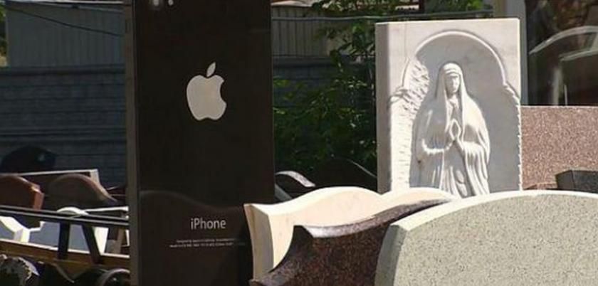 O companie de servicii funerare din Novosibirsk, Rusia, a conceput o piatră funerară în formă de iPhone. Foto: descoperă.ro