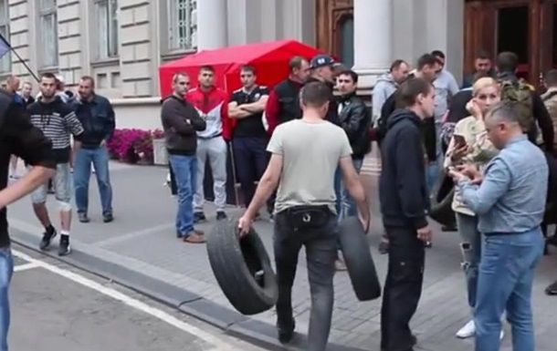 Под Львовскую ОГА принесли шины. Фото: Кадр из видео
