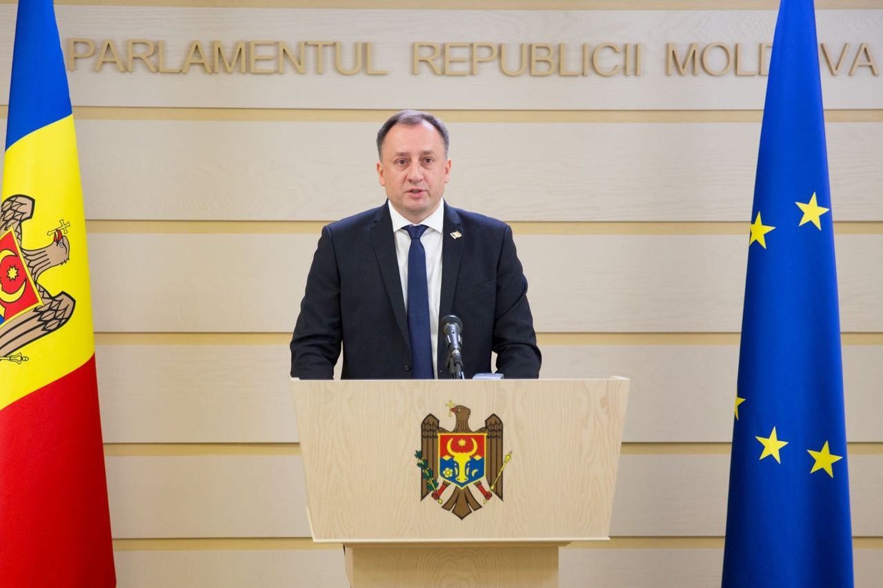 Денис Уланов: “Зоопарк работает, а парламент - нет”.