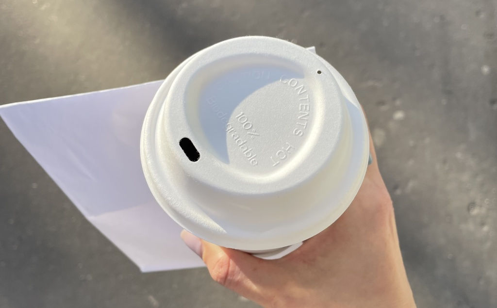 Studiu: Microplasticele se găsesc în toate băuturile, inclusiv în cafea și sucuri.