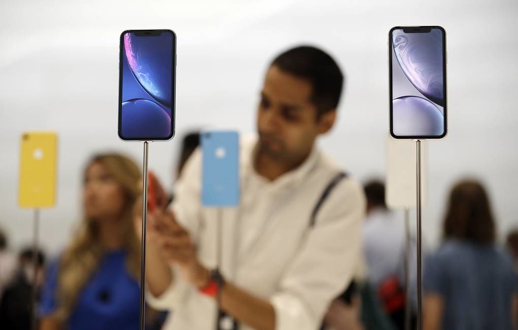 Apple перенесет начало продаж новой серии iPhone.