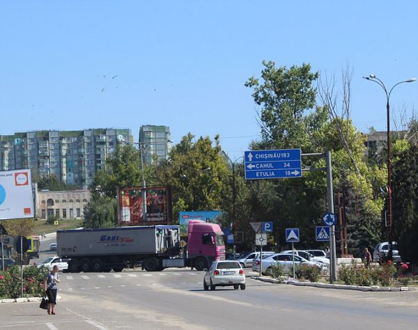 Поток грузового транспорта лишает покоя жителей центральных улиц Вулканешт.