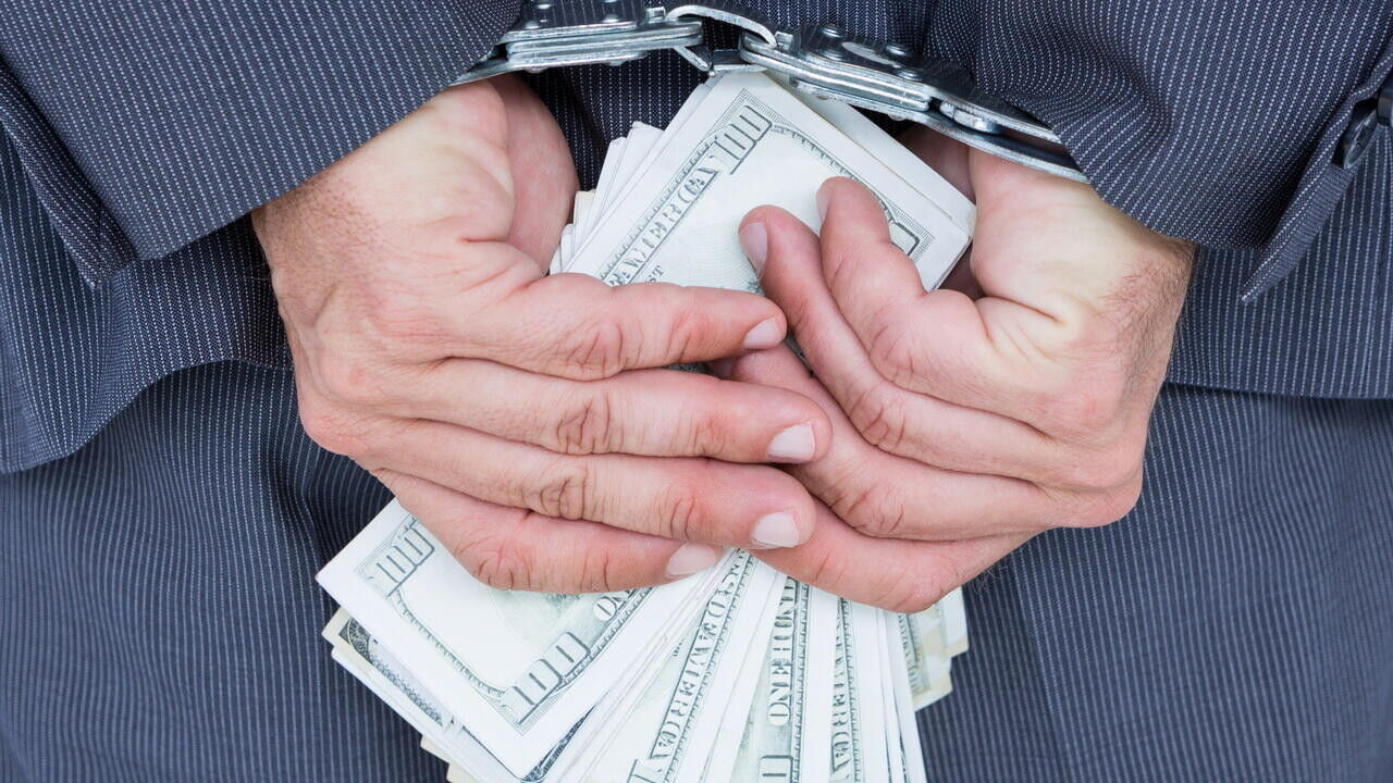 Angajatul unei companii din Capitală, condamnat la patru ani pentru luare de mită.