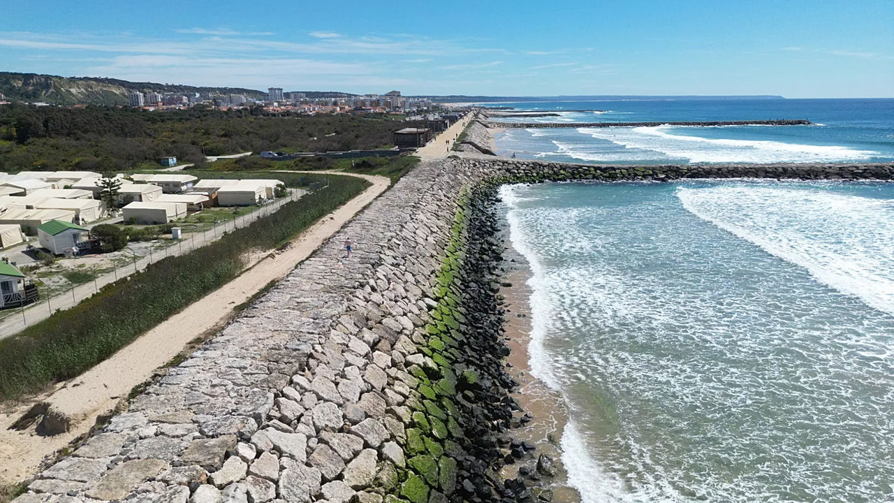 În Portugalia, oceanul „a înghițit” până la 20 de metri de plajă în urma furtunilor.