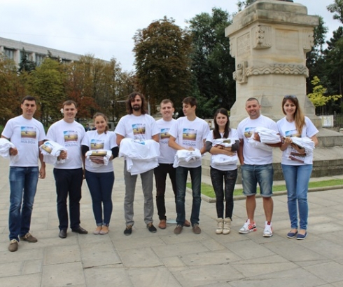 Tinerii din Partidul Democrat au întâmpinat trecătorii cu un cadou simbolic, un tricou cu logoul concursului online “Sufletul meu e Moldova”.