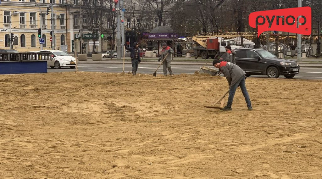 К зимним праздникам в центре столицы откроют каток.