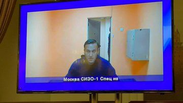 В суде начался пересмотр решения об аресте Навального.