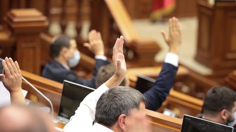 Парламент отправил руководство НКФР в отставку.