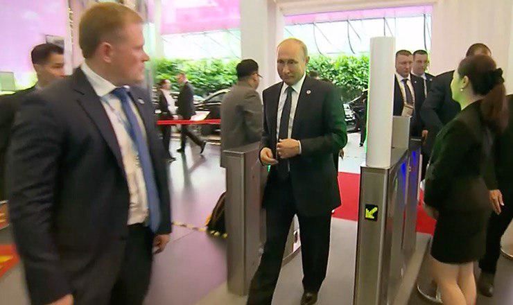 Путина провели через рамку металлодетектора на саммите АСЕАН в Сингапуре.