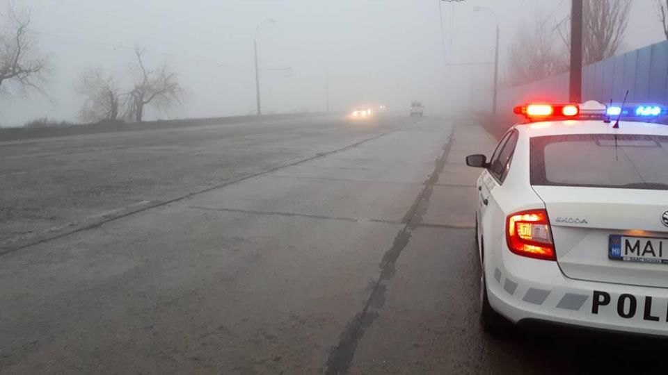 Atenție şoferi: Se circulă în condiții de ceață și carosabil umed. Foto: INP