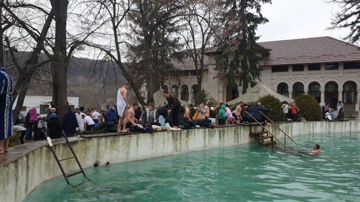 В Цыганештах десятки жителей Молдовы окунулись в холодную воду.