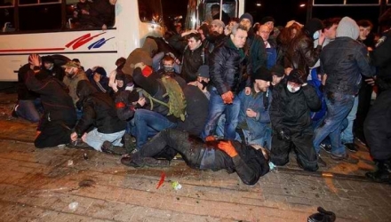 Aproximativ o mie de susţinători ai Kievului manifestau în momentul în care au fost atacaţi de proruşi.