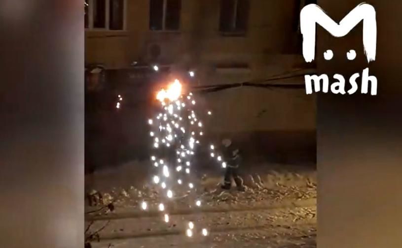 В учебниках для пожарных данные действия называются «подручные средства пожаротушения».