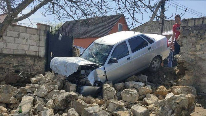В Криулянском районе водитель на машине влетел в каменный забор частного дома.