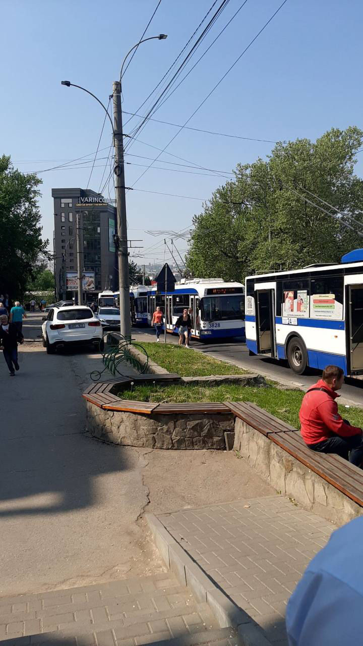 На Рышкановке из-за ДТП нарушено движение общественного транспорта.