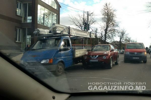 ДТП в Комрате: столкнулись легковой автомобиль и микроавтобус.