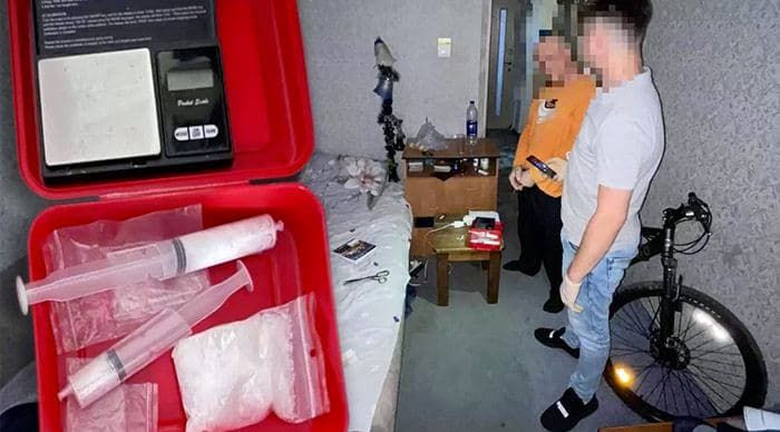 Полицейские и прокуроры изъяли у жителя столицы наркотики на 30 000 леев. Коллаж: Point.md