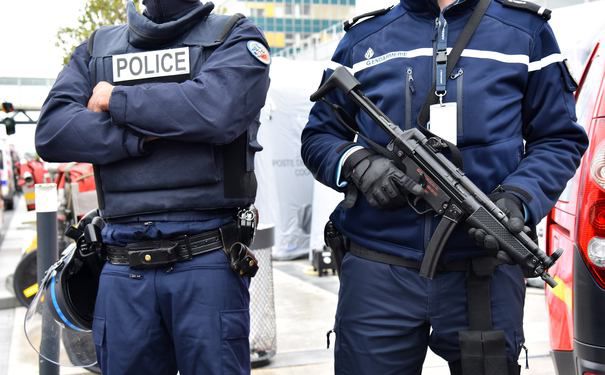 Un bărbat înarmat cu un cuţit a fost reţinut luni după-amiază în centrul oraşului francez Nisa. Foto: hepta