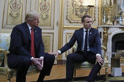 Макрон потрогал Трампа и оказался в центре внимания.