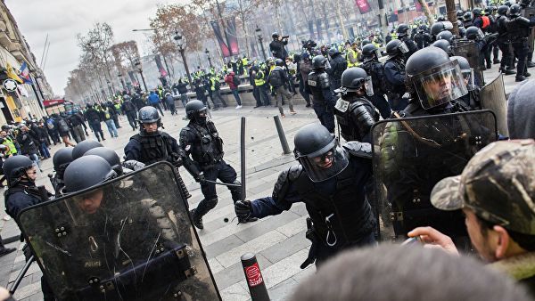 Движение транспорта в Париже серьезно нарушено из-за протестов.