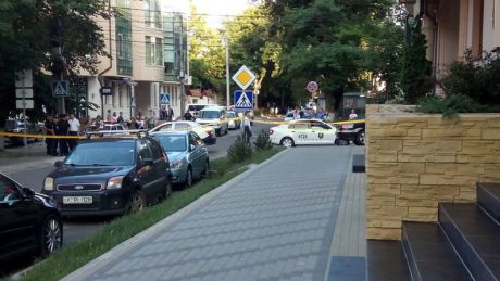 На место прибыло несколько экипажей полиции, место оцепили.