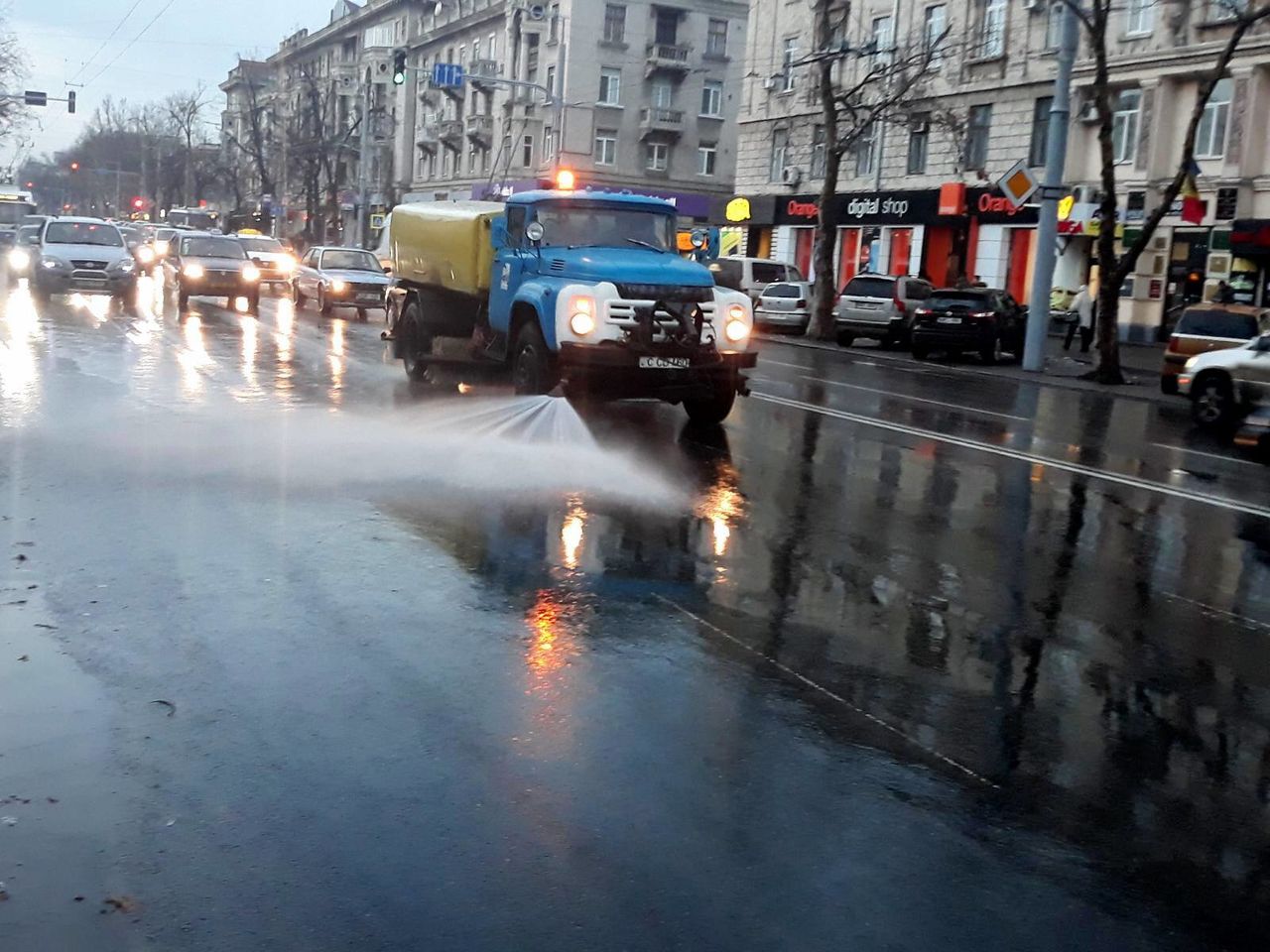 Străzile din Chișinău, spălate cu 27.000 de lei în weekend