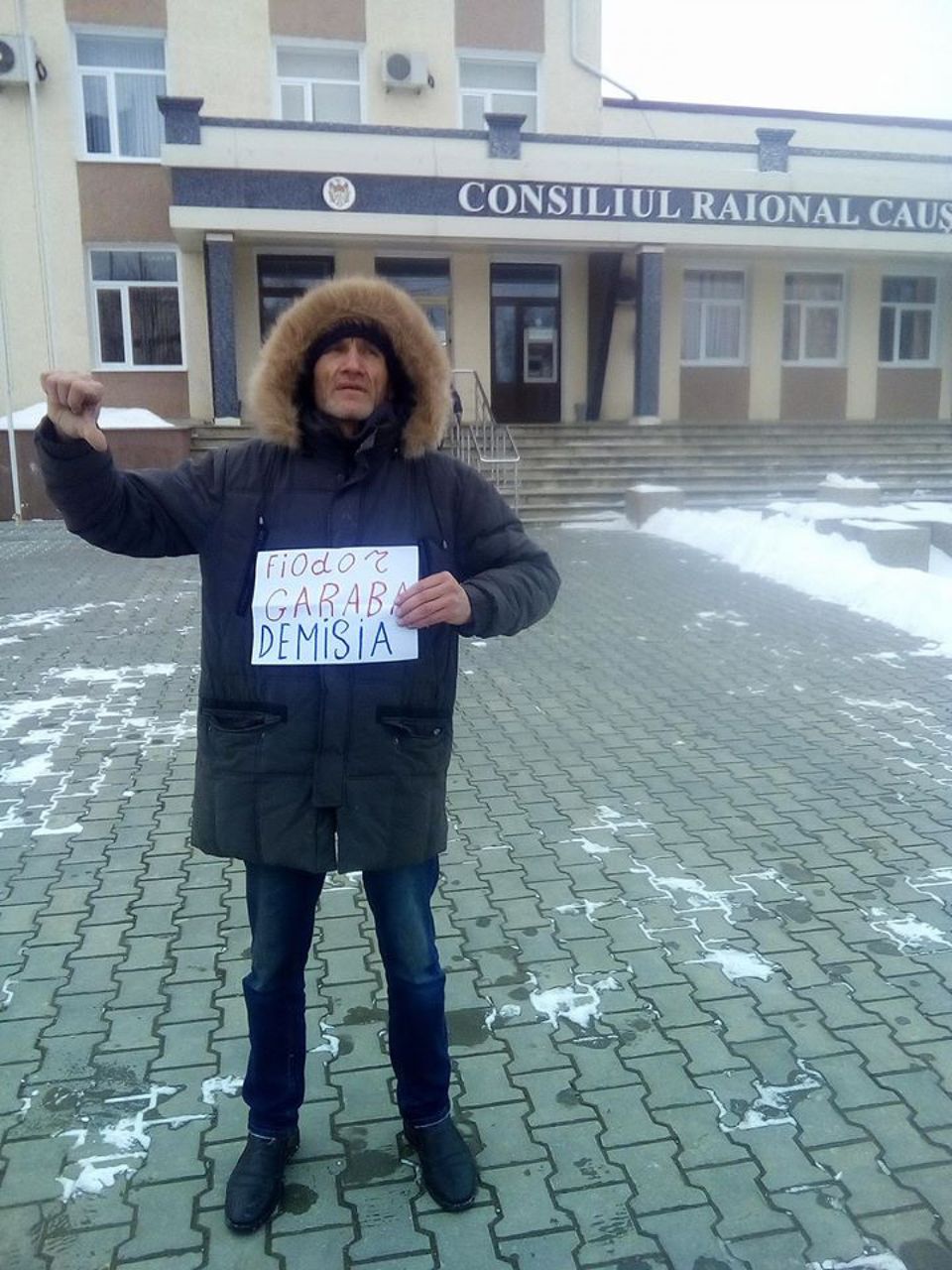 Un nou protest de-al lui Tudor Pînzari: Îngheț de frig în casă